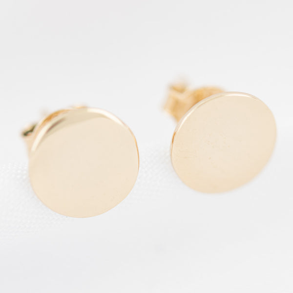 Aretes lisos motivo círculo en oro amarillo 14 kilates.