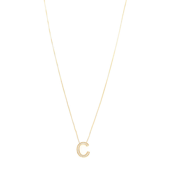 Gargantilla eslabón cuadrado cruzado con dije diseño especial motivo letra C y circonias en oro amarillo 14 kilates.