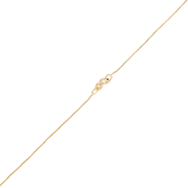 Gargantilla eslabón cuadrado cruzado con dije diseño especial motivo letra C y circonias en oro amarillo 14 kilates.