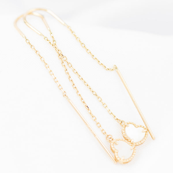 Aretes diseño especial con colgante motivo corazón de madre perla en oro amarillo 14 kilates.