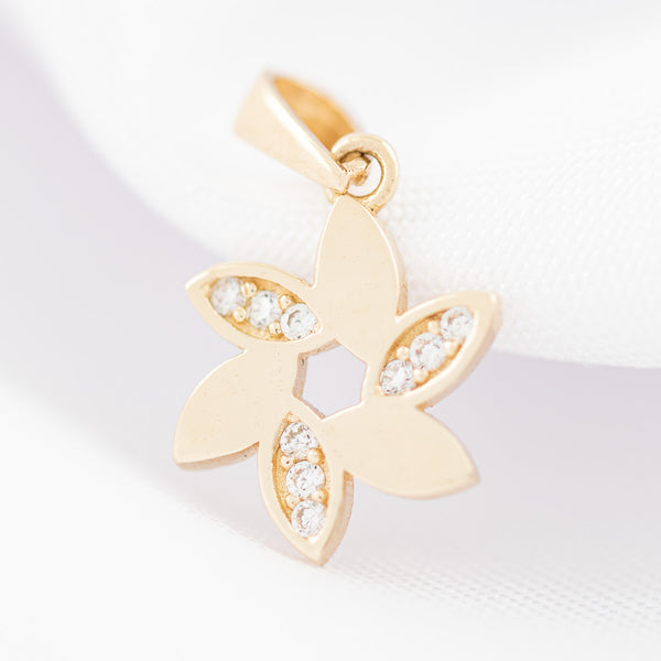 Dije liso motivo flor con circonias en oro amarillo 14 kilates.