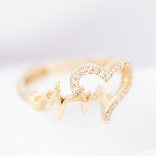 Anillo diseño especial motivo corazón con circonias en oro amarillo 14 kilates.