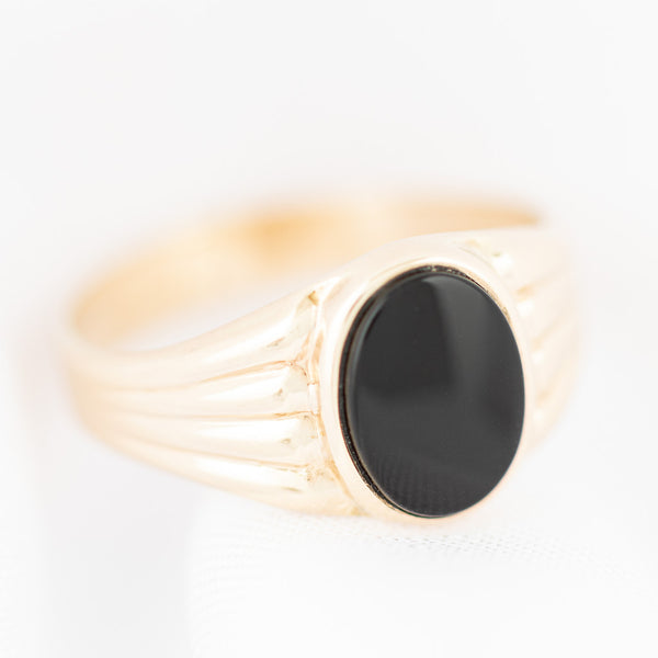 Anillo estriado con sintético en oro amarillo 14 kilates.