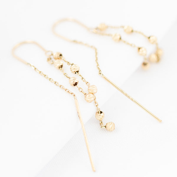 Aretes diseño especial con colgantes en oro amarillo 14 kilates.