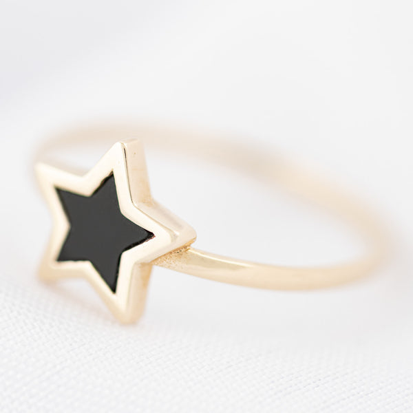 Anillo liso motivo estrella con sintético en oro amarillo 14 kilates.