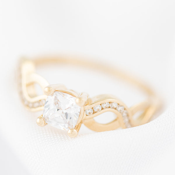 Anillo de compromiso con circonias en oro amarillo 14 kilates.