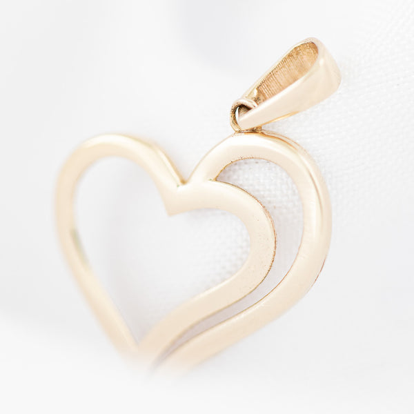 Dije liso motivo corazón en oro amarillo 14 kilates.