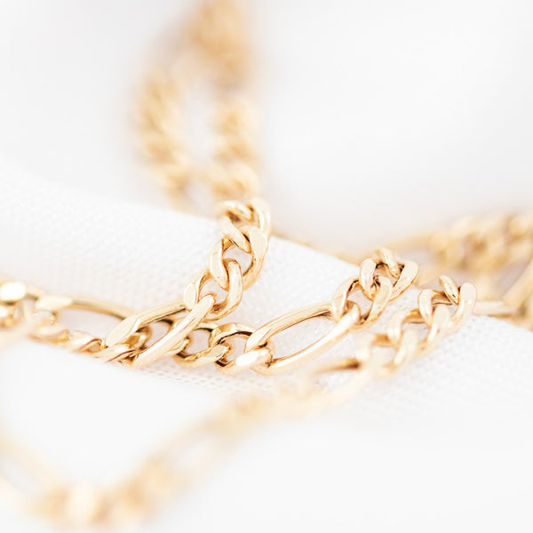 Pulsera de tres eslabones por uno en oro amarillo 14 kilates.