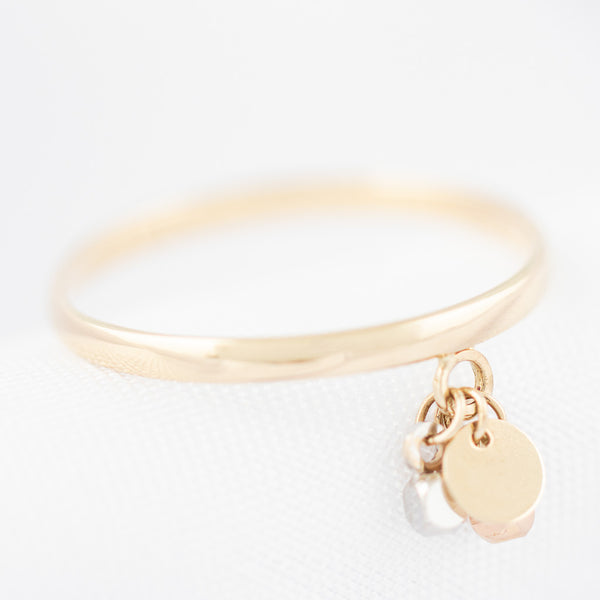 Anillo liso con colgantes en oro tres tonos 14 kilates.