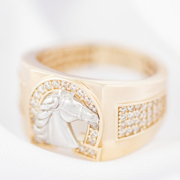 Anillo diseño especial con aplicación y circonias motivo caballo en oro dos tonos 14 kilates.