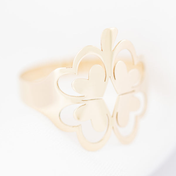 Anillo calado motivo trébol en oro amarillo 14 kilates.