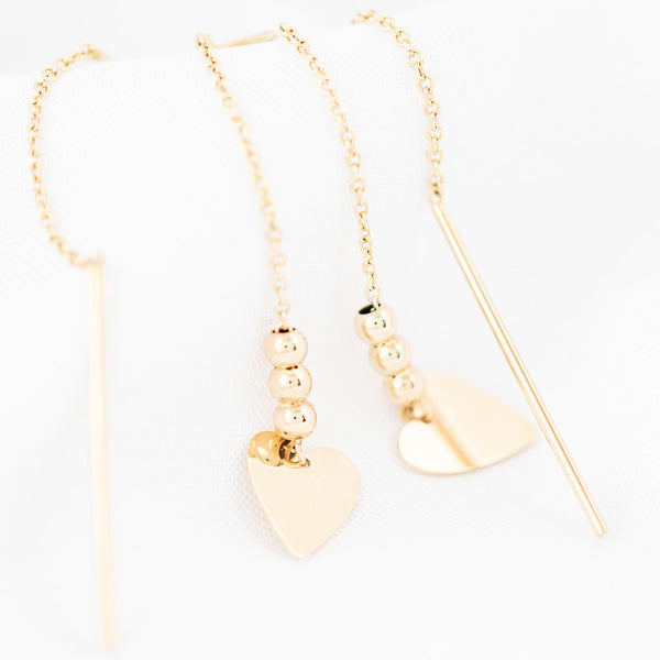 Aretes diseño especial con colgantes motivo corazón en oro amarillo 14 kilates.