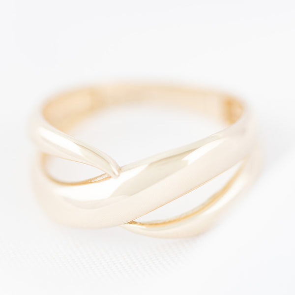 Anillo diseño especial en oro amarillo 14 kilates.