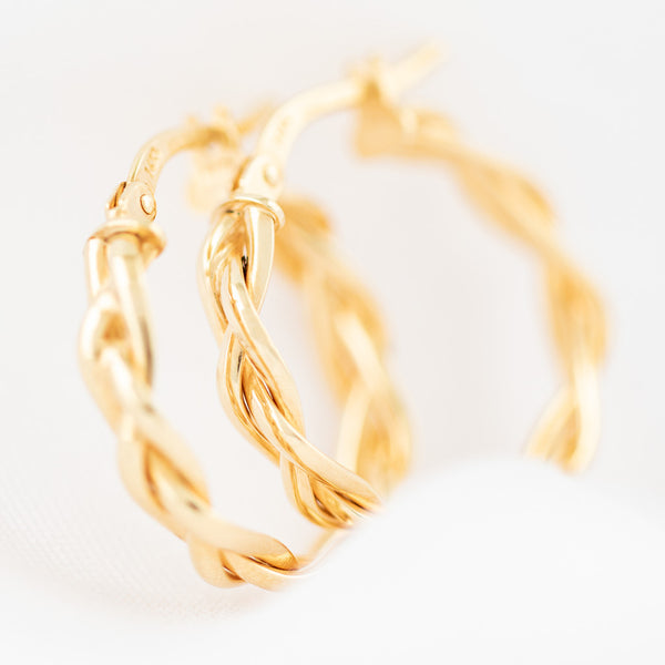 Arracadas trenzadas en oro amarillo 14 kilates.