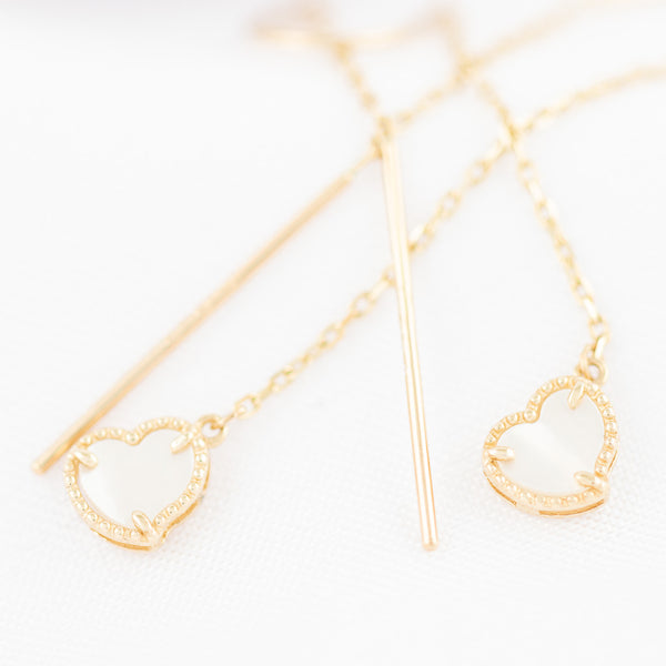 Aretes diseño especial con colgantes motivo corazón y sintético en oro amarillo 14 kilates.