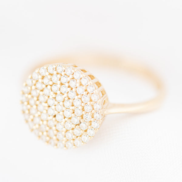 Anillo diseño especial con circonia en oro amarillo 14 kilates.