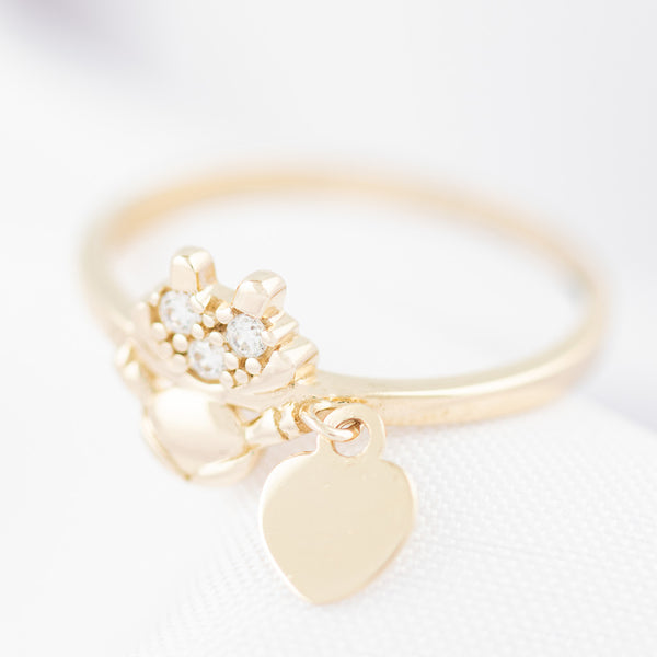 Anillo diseño especial motivo niña y corazón con circonias en oro amarillo 14 kilates.