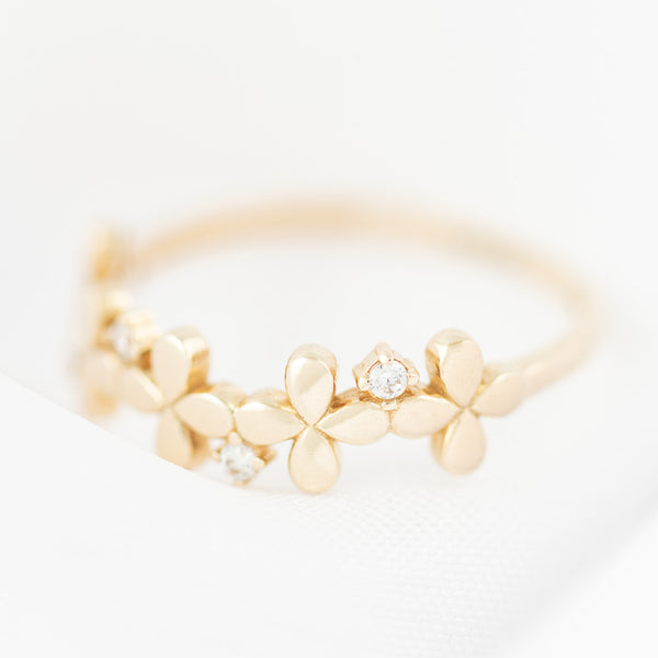 Anillo diseño especial con circonias motivo flores en oro amarillo 14 kilates.