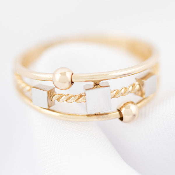 Anillo calado en oro amarillo 14 kilates.