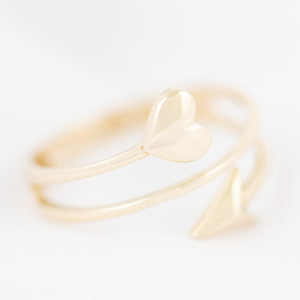 Anillo diseño especial motivo flecha en oro amarillo 14 kilates.