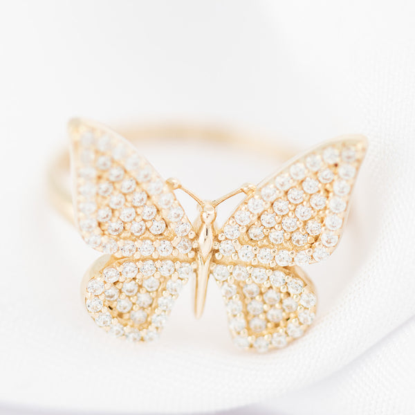 Anillo diseño especial motivo mariposa con circonias en oro amarillo 14 kilates.