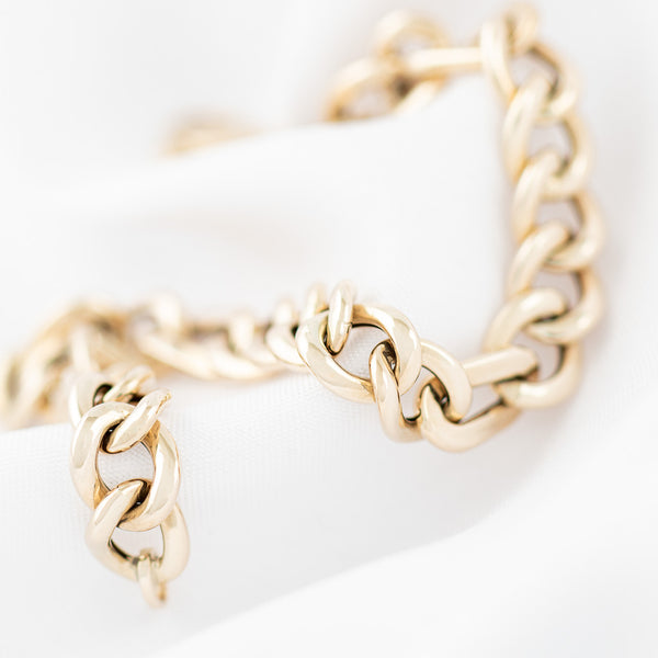 Pulsera eslabón barbado en oro amarillo 14 kilates.