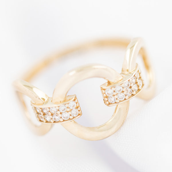 Anillo calado con circonias en oro amarillo 14 kilates.