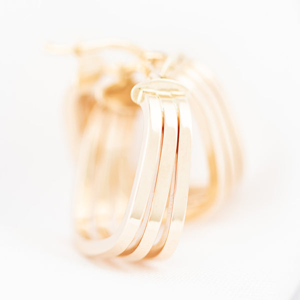 Arracadas triples lisas en oro amarillo 14 kilates.