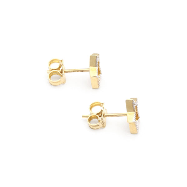 Aretes diseño especial motivo estrella en oro amarillo 14 kilates.