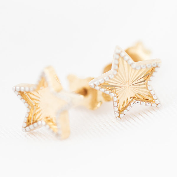 Aretes diseño especial motivo estrella en oro amarillo 14 kilates.