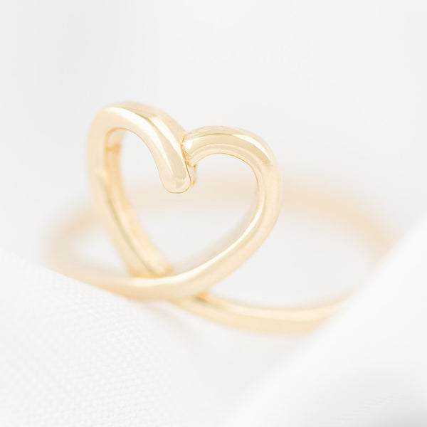 Anillo estilizado motivo corazón en oro amarillo 14 kilates.