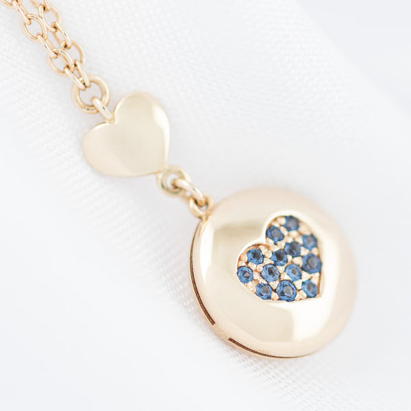 Juego de aretes diseño especial y gargantilla eslabón cruzado con aplicaciones y sintéticos motivo corazón en oro amarillo 14 kilates.