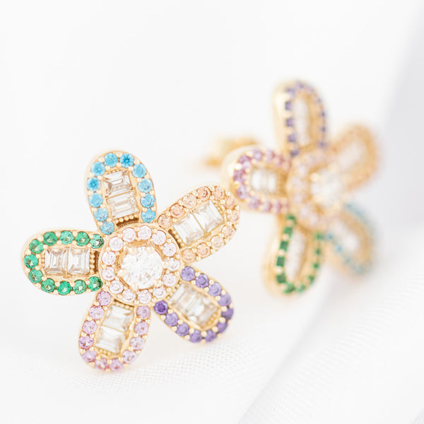 Aretes diseño especial motivo flor con sintéticos en oro amarillo 14 kilates.