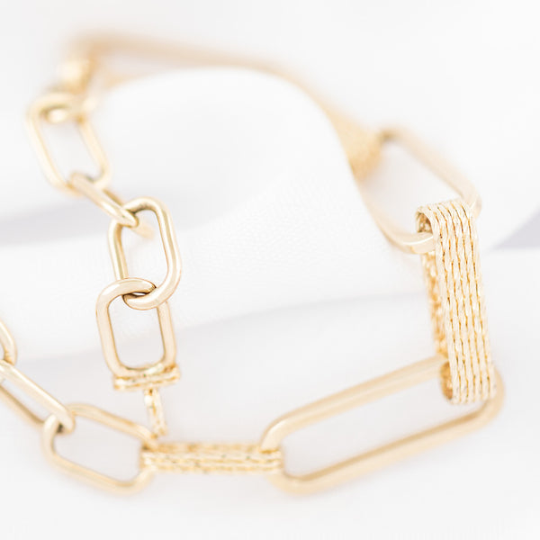 Pulsera eslabón cruzado en oro amarillo 14 kilates.