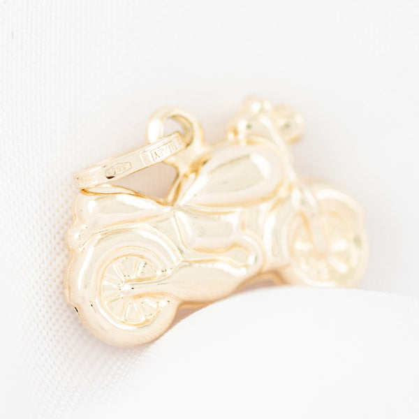 Dije diseño especial motivo motocicleta en oro amarillo 14 kilates.