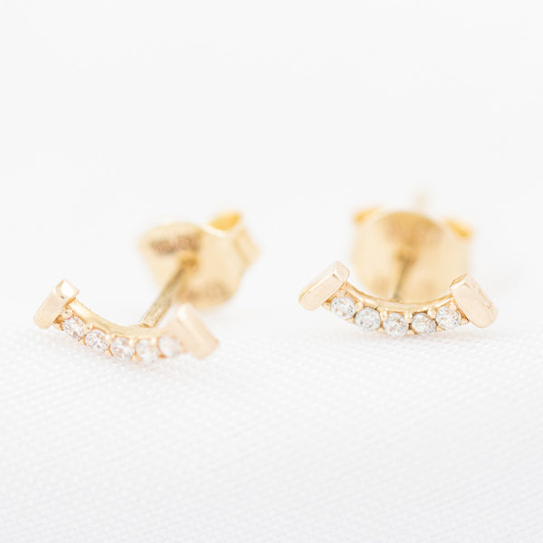 Aretes diseño especial con circonias en oro amarillo 14 kilates.