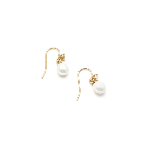 Aretes diseño especial con perlas y circonia en oro amarillo 14 kilates.