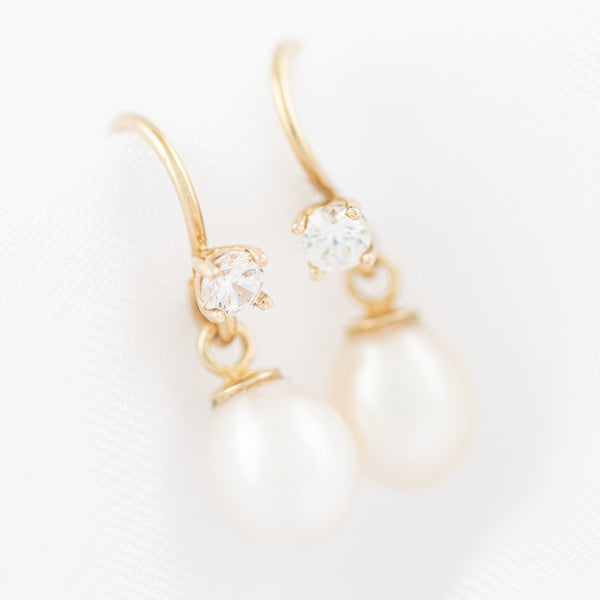 Aretes diseño especial con perlas y circonia en oro amarillo 14 kilates.