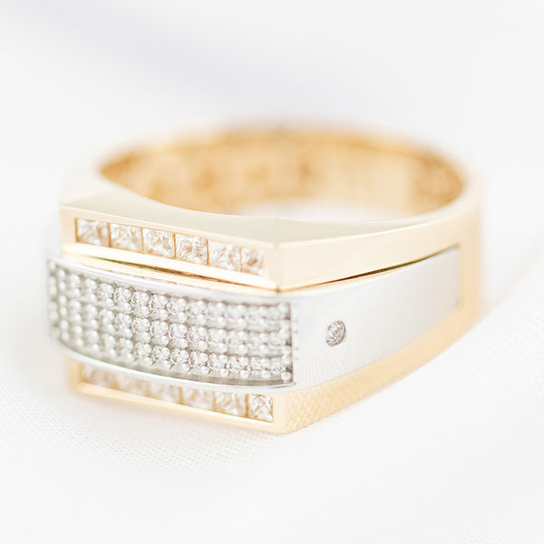 Anillo diseño especial con circonias en oro dos tonos 14 kilates.