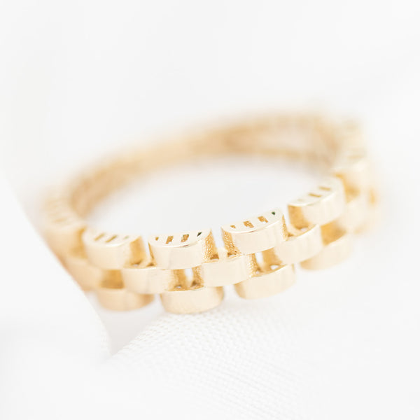 Anillo diseño especial en oro amarillo 14 kilates.
