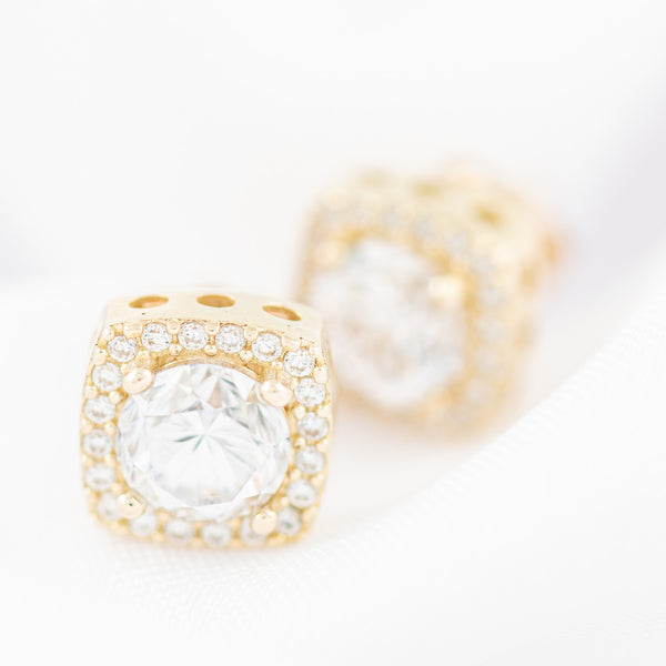 Aretes calados con circonias en oro amarillo 14 kilates.