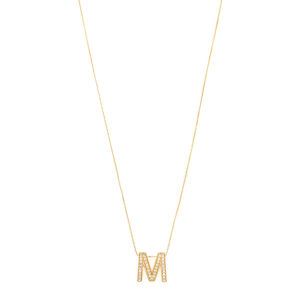 Gargantilla eslabón cuadrado cruzado con dije diseño especial motivo letra M y circonias en oro amarillo 14 kilates.