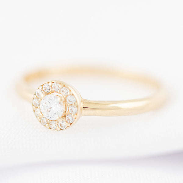 Anillo diseño especial con circonias en oro amarillo 14 kilates.