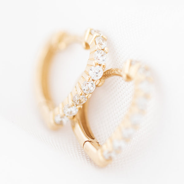 Arracadas diseño especial motivo corazón con circonias en oro amarillo 14 kilates.