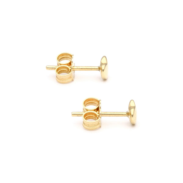 Aretes lisos motivo corazón en oro amarillo 14 kilates.
