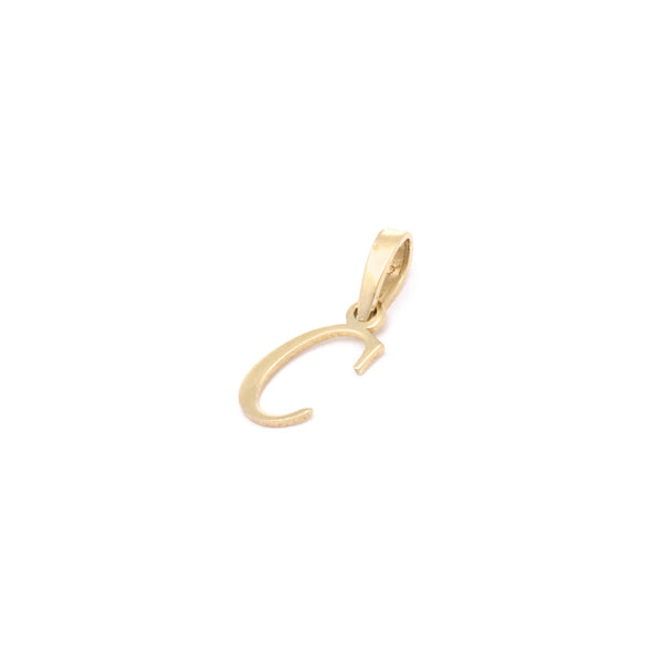 Dije liso motivo letra C en oro amarillo 14 kilates.