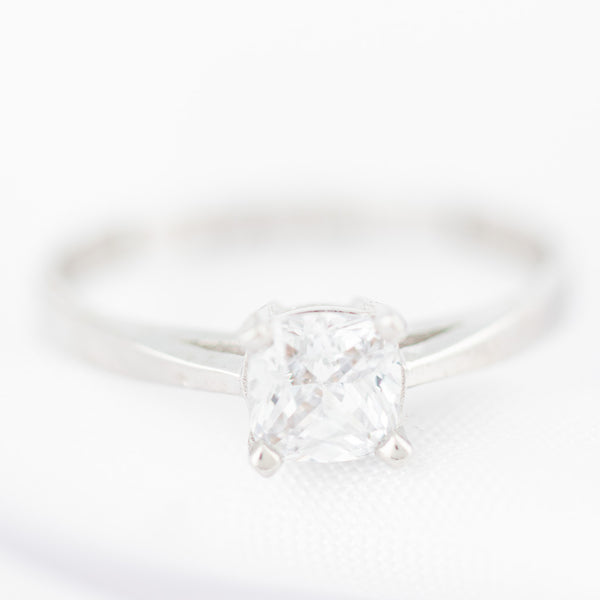 Anillo de compromiso con circonia en oro blanco 14 kilates.