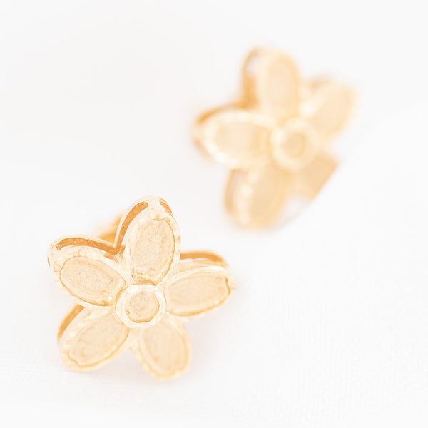 Aretes diseño especial motivo flor en oro amarillo 14 kilates.