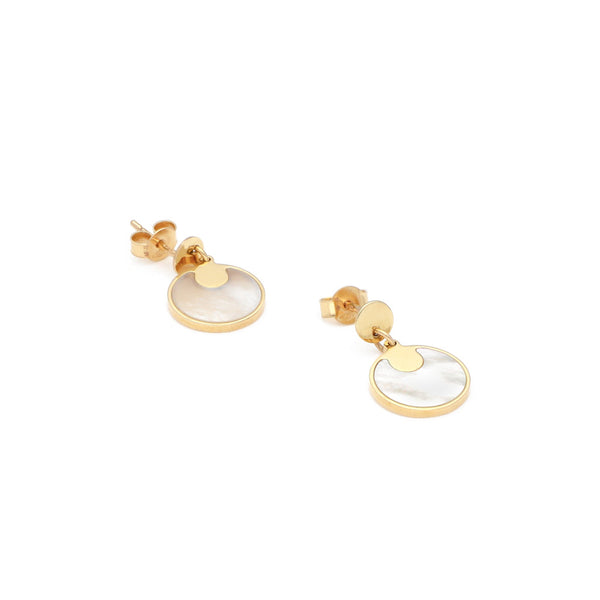Aretes diseño especial con madre perla en oro amarillo 14 kilates.