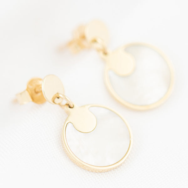 Aretes diseño especial con madre perla en oro amarillo 14 kilates.